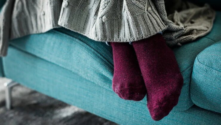 Uzmanlar uyarıyor: Geçmeyen el ve ayak üşümesini sakın hafife almayın… İşte altında yatan 4 ciddi sebep!