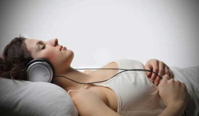 Uzmanlardan uyarı: Müzik ve podcast eşliğinde uyumak uyku kalitesini düşürüyor