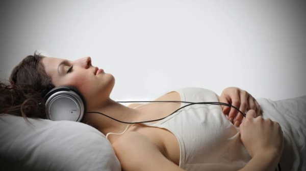 Uzmanlardan uyarı: Müzik ve podcast eşliğinde uyumak uyku kalitesini düşürüyor