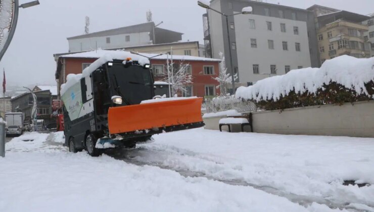 Van’da 102, Hakkari’de 70 yerleşim yerinin yolu kardan kapandı