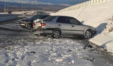 Van’da buzlanmış yolda zincirleme kaza: Yaralılar var!