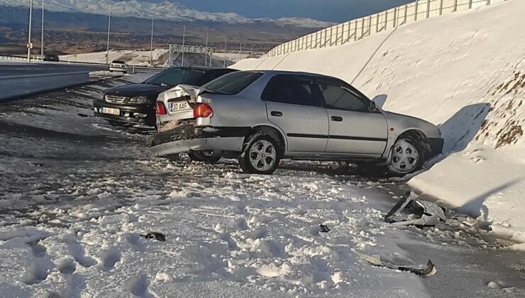 Van’da buzlanmış yolda zincirleme kaza: Yaralılar var!