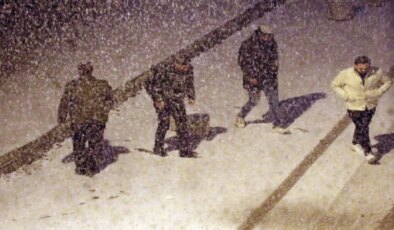 Van’da kar yağışı yüzlerce yolu ulaşıma kapattı