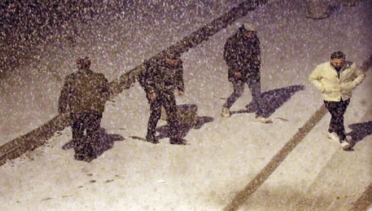 Van’da kar yağışı yüzlerce yolu ulaşıma kapattı