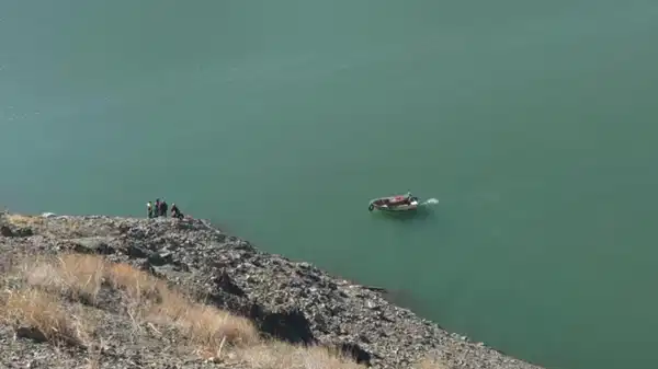 Van’da üç kişinin bulunduğu araç Zernek Barajı’na uçtu
