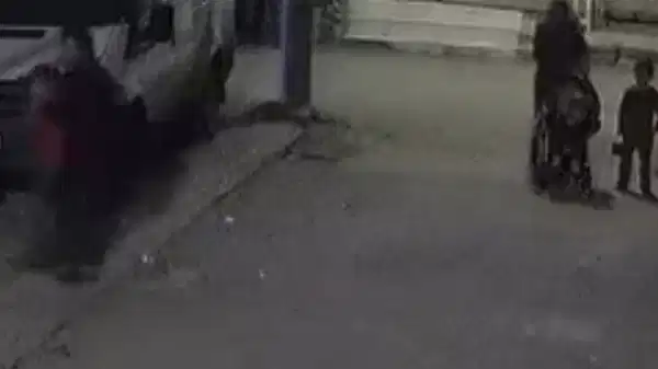 Vicdan sızlatan anlar! Çocuğun kafasını önce arabaya vurdu sonra çocuğu yere fırlattı
