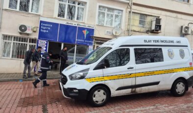 Yakınlarının haber alamadığı evli çift evlerinde ölü bulundu