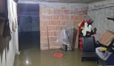 Yer: Sultangazi… Sokakta rögar tıkandı: 3 katlı binanın bodrum katını su bastı!