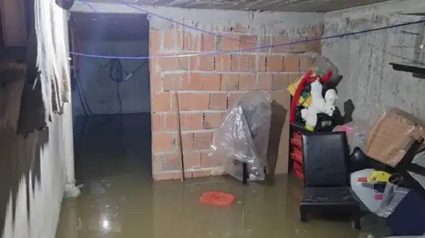 Yer: Sultangazi… Sokakta rögar tıkandı: 3 katlı binanın bodrum katını su bastı!