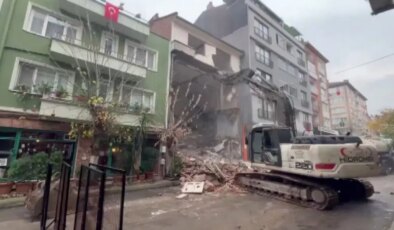 Yıkım sırasında ilginç görüntü: 4 katlı binanın en üst katı ayakta kaldı