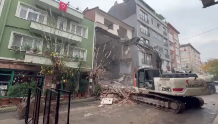 Yıkım sırasında ilginç görüntü: 4 katlı binanın en üst katı ayakta kaldı