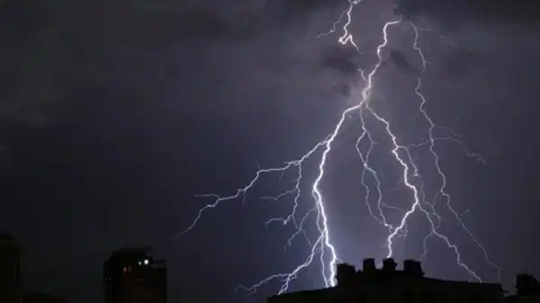 Yıldırım düştü: 6 mahalle susuz kaldı