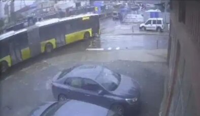 Yola dökülen akaryakıt kazalara neden oldu: İETT otobüsü direğe çarptı!