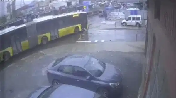 Yola dökülen akaryakıt kazalara neden oldu: İETT otobüsü direğe çarptı!