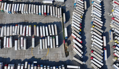 Yunan çiftçi eylemleri Türk tırlarını sınırda bekletiyor