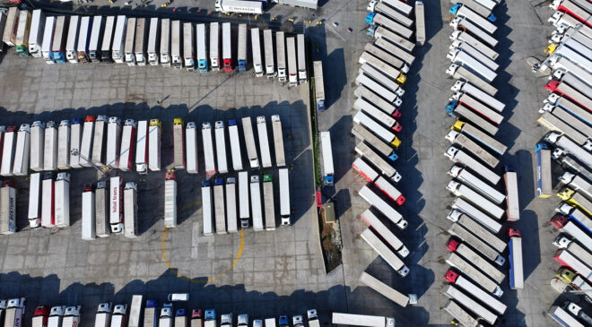 Yunan çiftçi eylemleri Türk tırlarını sınırda bekletiyor