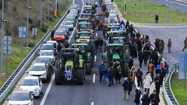 Yunanistan yeni yıla barikatlarla giriyor… Çiftçiler geri adım atmıyor!