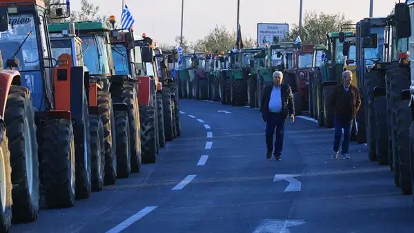 Yunanistan’da çiftçiler ayakta! Gümrük kapılarında geçişler durduruldu