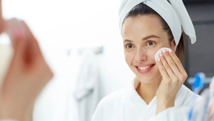 Yüz yıkarken asla yapılmamalı: Cildin yaşlanmasına neden olan hata…