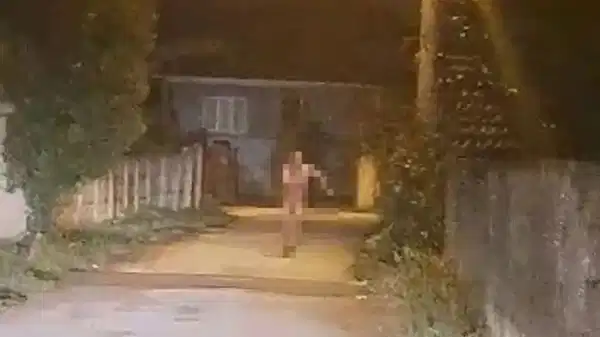 Zabıta işlem yaparken soyunan dilenci çırılçıplak halde kaçtı