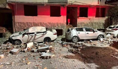 Zeytinburnu’nda binanın çatısından kopan parçalar araçları hurdaya çevirdi