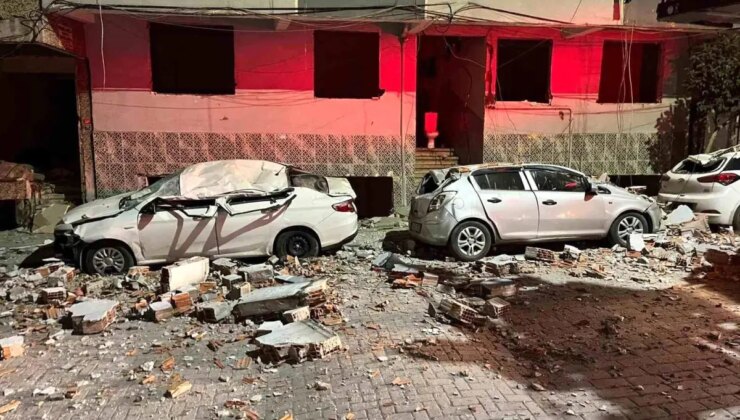 Zeytinburnu’nda binanın çatısından kopan parçalar araçları hurdaya çevirdi