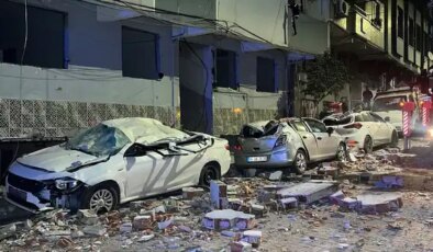 Zeytinburnu’nda boşaltılan binanın çatısından kopan beton parçaları park halindeki 3 aracın üzerine düştü