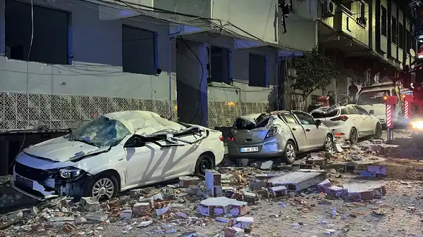 Zeytinburnu’nda boşaltılan binanın çatısından kopan beton parçaları park halindeki 3 aracın üzerine düştü