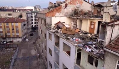 Zeytinburnu’nda çatısı çöken bina havadan görüntülendi