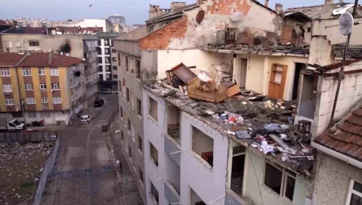 Zeytinburnu’nda çatısı çöken bina havadan görüntülendi