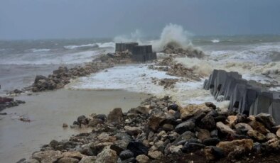 Zonguldak’ta fırtına nedeniyle dalga boyu 4 metreye ulaştı