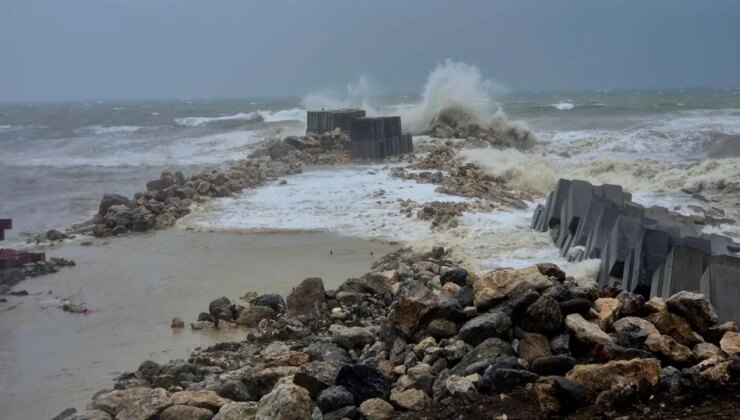 Zonguldak’ta fırtına nedeniyle dalga boyu 4 metreye ulaştı