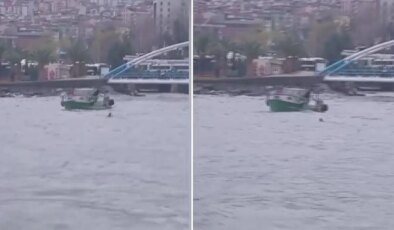 Zonguldak’ta fırtınada sürüklenen tekne köprüye çarptı