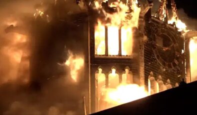 154 yıllık tarihi kilise alevlere teslim oldu!