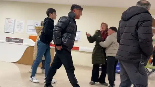 17 yaşındaki gençlerin kavgası kanlı bitti: 2 yaralı