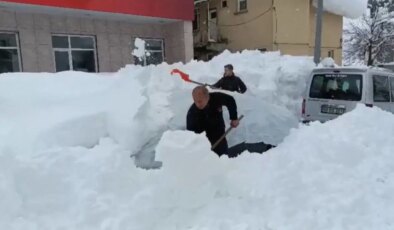 2 gündür aralıksız yağıyor: Tunceli Ovacık’ta kar kalınlığı 1,5 metreye ulaştı!