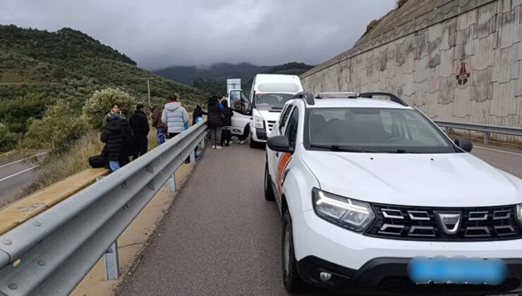 27 kaçak göçmen ile 2 göçmen kaçakçısı yakalandı