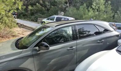 4 araca zarar verip, içlerindeki para ve eşyaları çaldılar: 3 gözaltı