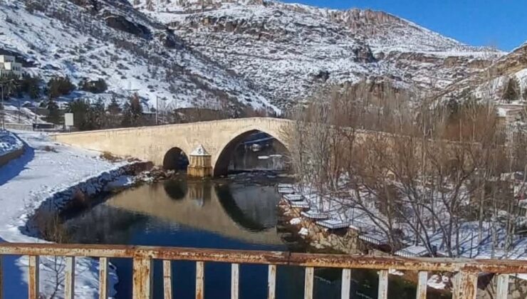 847 yıllık Haburman Köprüsü, kışın beyaz örtüsüyle büyülüyor