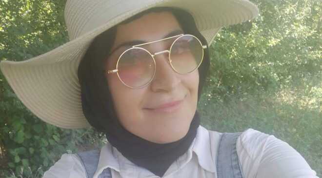 Emine Öztürk’ten Duyguların Şiire Döküldüğü İlk Kitap: Papatyadan Dökülenler