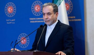 Abbas Arakçi, kendisine iletilen Davos davetinin iptal edildiğini belirtti