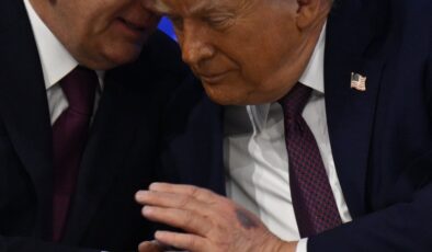 ABD Başkanı Trump’ın elinde görülen morluk dikkat çekti