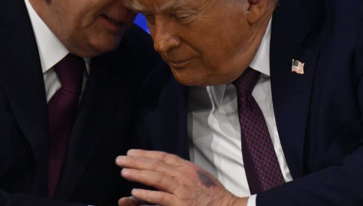 ABD Başkanı Trump’ın elinde görülen morluk dikkat çekti