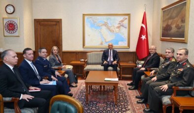 ABD Büyükelçisi Tom Barrack ile Bakan Yaşar Güler’in oturma düzeni tepkiye yol açtı: Büyükelçi mi sömürge valisi mi?