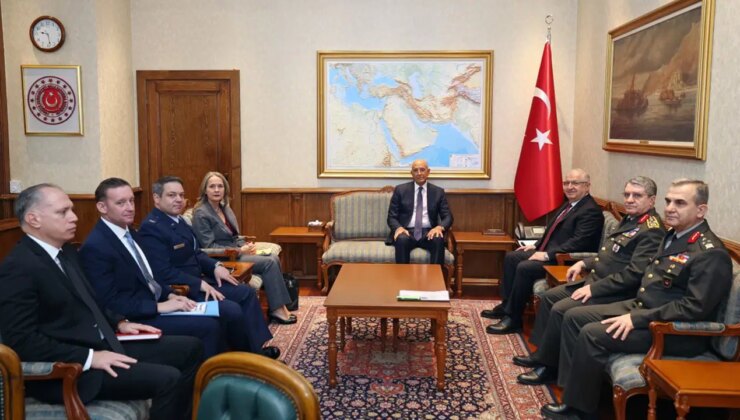 ABD Büyükelçisi Tom Barrack ile Bakan Yaşar Güler’in oturma düzeni tepkiye yol açtı: Büyükelçi mi sömürge valisi mi?