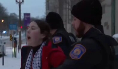 ABD’de Trump’ı eleştiren kadın, röportaj verdiği sırada gözaltına alındı