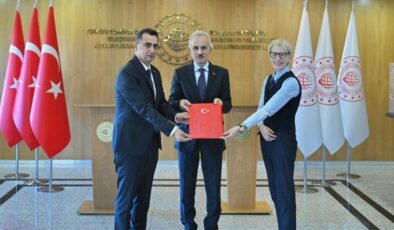 Abdulkadir Uraloğlu duyurdu: Hidrojen yakıtlı tren için imzalar atıldı