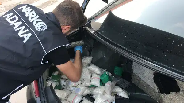 Adana’da bir otomobilde 60 bini aşkın uyuşturucu hap ele geçirildi