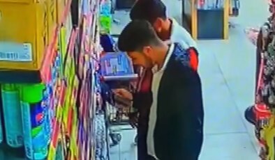 Adana’da iki kişi, markette koklayarak beğendikleri deodarantları çaldı