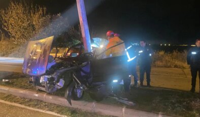 Adana’da mucize kurtuluş: Otomobil ikiye bölündü, iki yaralı